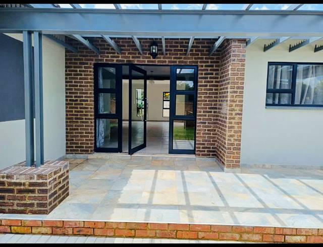 4 BEDROOM FREEHOLD FOR SALE IN BRACKENHURST